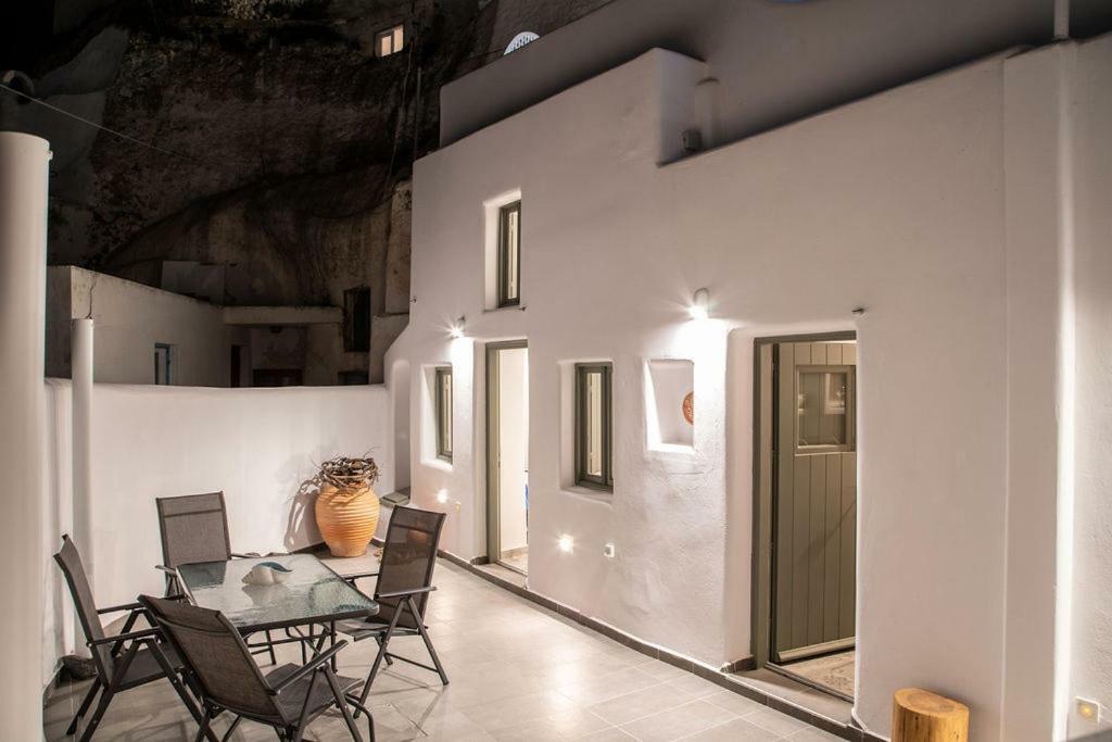 Astrea Suites Feggaropetra Cave House Fira  Exterior photo